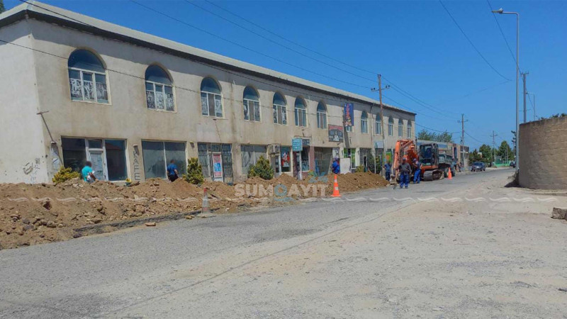 Saray qəsəbəsi: küçə boyu yeni su boruları quraşdırılır