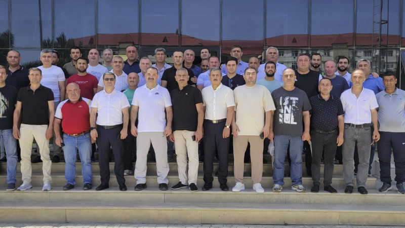 Məşhur boksçu Sumqayıtda müəllimlərlə görüşüb