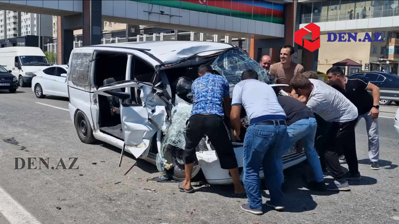 Bakı-Sumqayıt yolunda mikroavtobus qəzaya uğrayıb: xəsarət alanlar var
