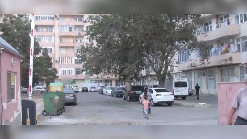 Bina sakinləri zirzəmi və mansardların satıldığını iddia edirlər