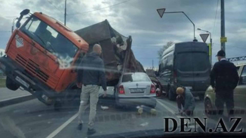 Zibil maşını aşıb: fəhlə yerindəcə keçinib