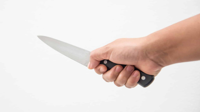 Oğlanla dənizə gedən qadın əri tərəfindən bıçaqlanıb