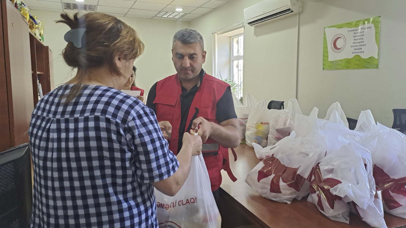 Adının hallanmağını istəməyən xeyriyyəçi ehtiyaclı ailələrə sovqat paylayıb