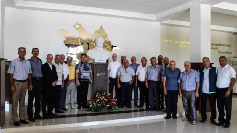 Sumqayıtda 41 ilin məzunları bir anlıq keçmişə dönüblər