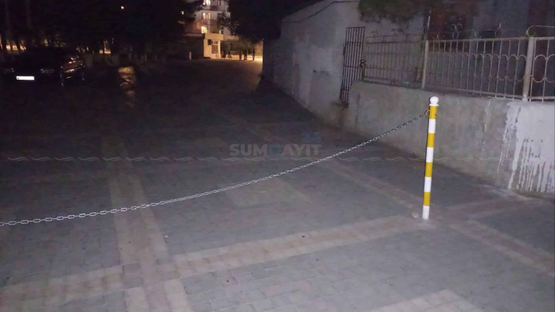 Bələdiyyə parkında zəncir sakinlərin “qəsdinə durub”