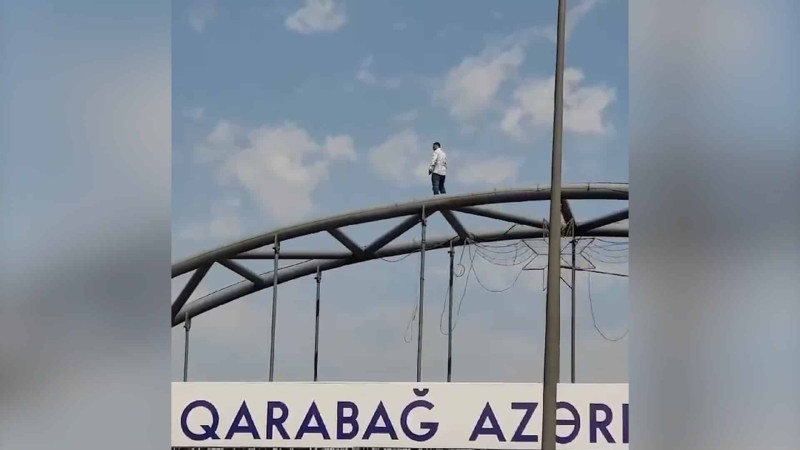 Gənc oğlan özünü körpüdən atmaq istəyib