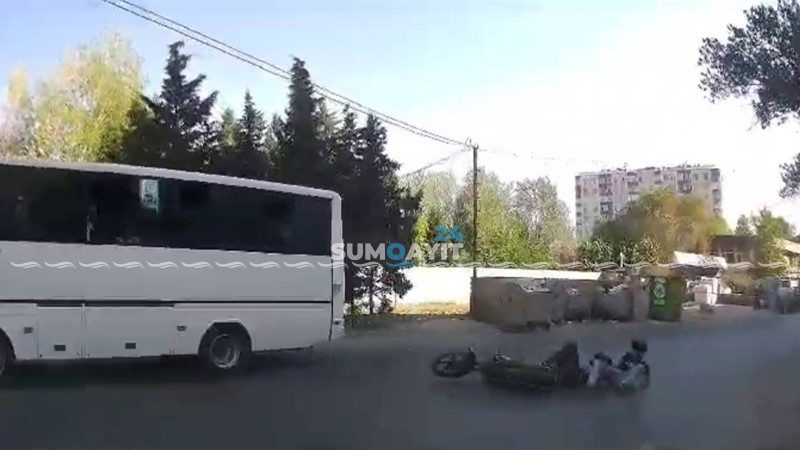 Sumqayıtda motosikletçi son anda qəzadan yayınıb
