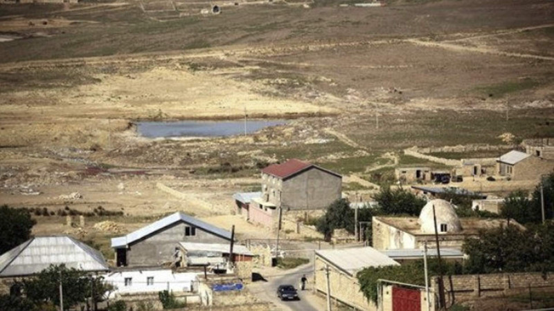 Novxanıda çirkab sular evlərin altına dolur