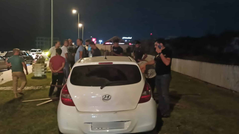 Avtomobil mağazaya, sonra isə ağaclara çarpılıb