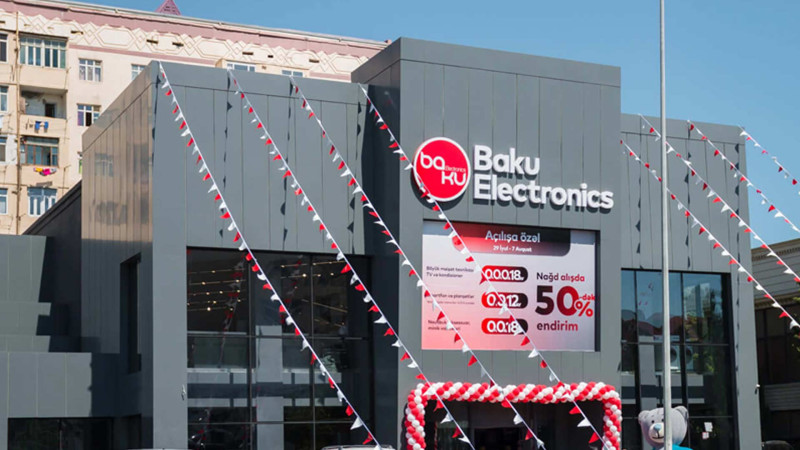 “Baku Electronics”də yanğın olub, 3 nəfər təxliyə edilib