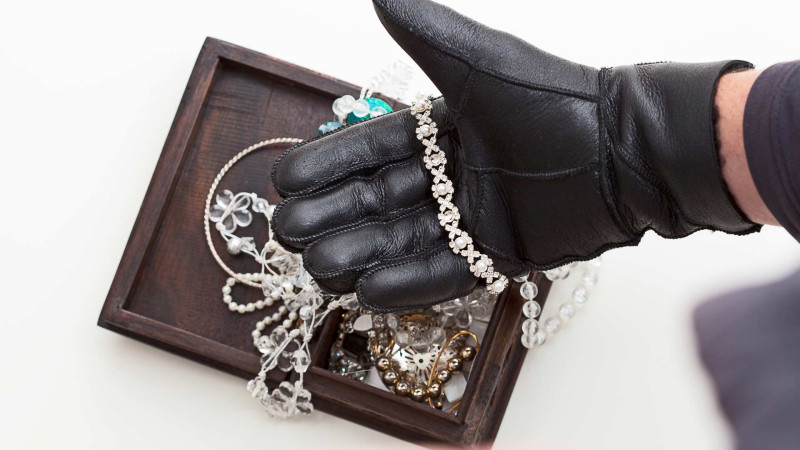 Qızıl mağazasından boyunbağı oğurlanıb