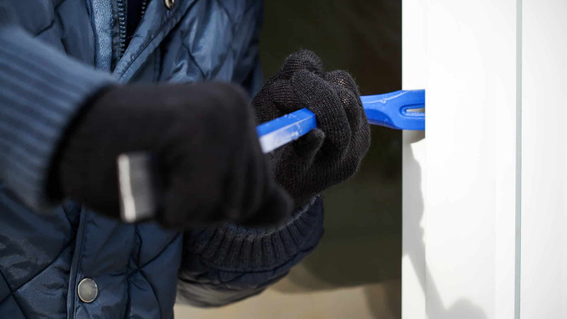 Mağazadan 800 manat pul oğurlanıb