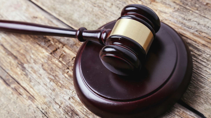 3 uşaq atasını qətlə yetirməkdə təqsirli bilinən şəxsin məhkəməsi başlayıb