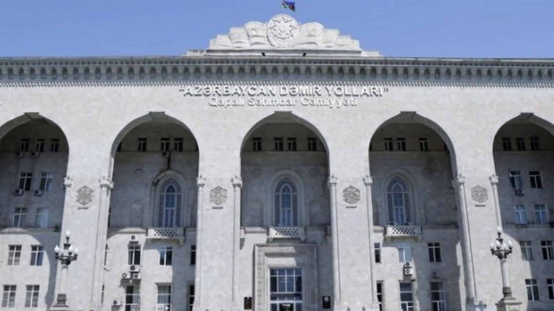 Avtomobil hərəkətdə olan qatara çarpılıb