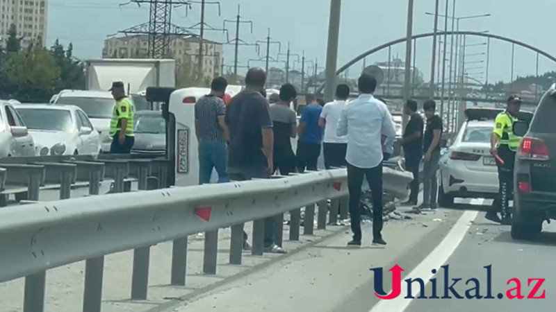 Bakı-Sumqayıt yolunda maşın aşıb