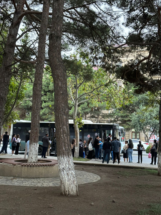 30 nömrəli avtobusun sərnişinləri yolda qalıblar