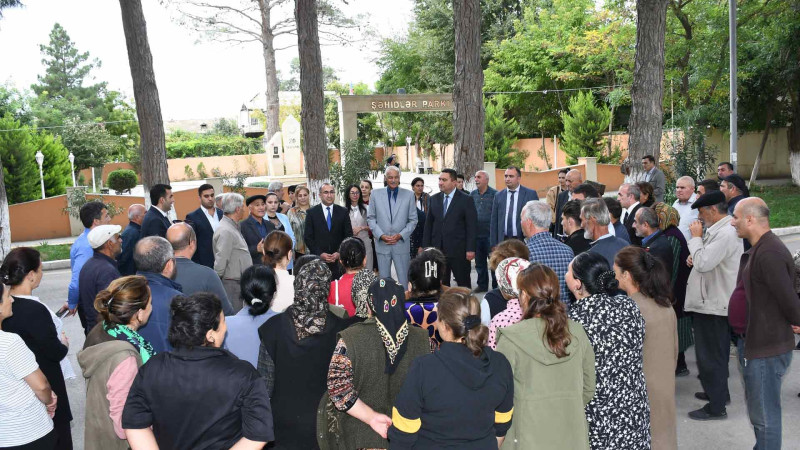 Deputatlar qəsəbə sakinləri ilə görüşüblər