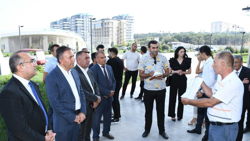 Deputat Tahir Mirkişili sakinləri narahat edən məsələləri dinləyib