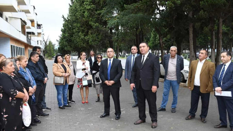 YAP sədri və deputat sakinlərlə görüşüblər