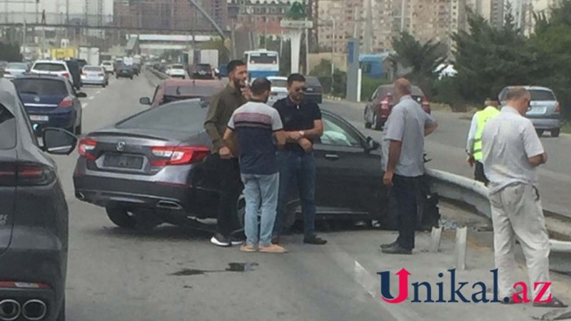 Sumqayıt yolunda avtomobil dəmir arakəsməyə çarpılıb