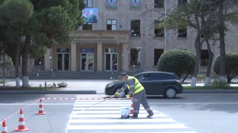 Sumqayıtda məktəblərin qarşısında “zebra”lar yenilənir