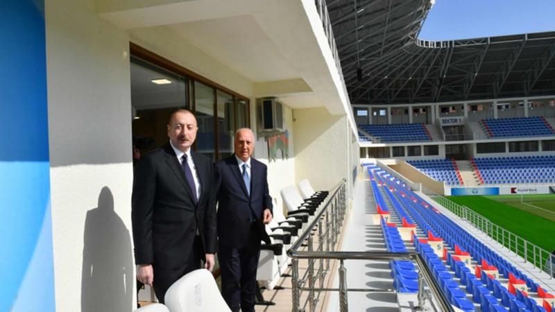 Dövlət başçısı şəhər stadionunda yaradılan şəraitlə tanış olub