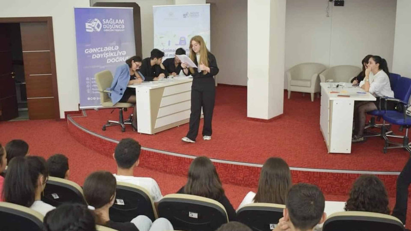 Şagirdlərlə ekoloji problemlər ətrafında müzakirələr aparılıb
