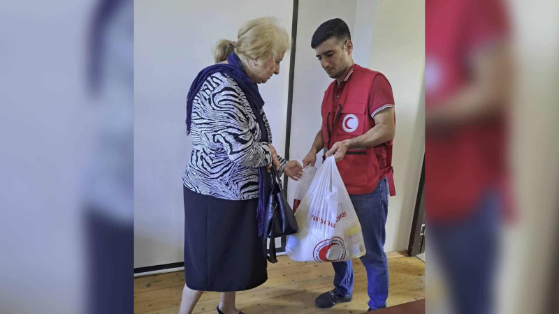 Adının hallanmağını istəməyən xeyriyyəçi ehtiyaclı ailələrə ərzaq paylayıb