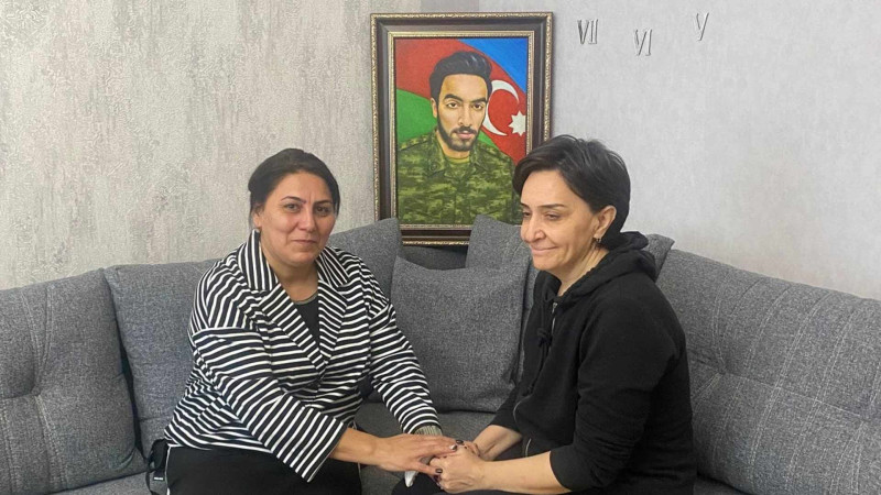 Məktəb rəhbərliyi şəhid məzunun evində olub