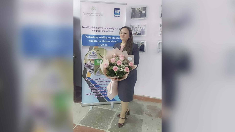 Elm və təhsil naziri 21 nömrəli məktəbin müəllimini mükafatlandırıb
