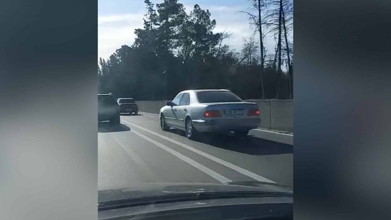 Sürücülər tıxacdan qurtulmaq üçün avtobus zolağına çıxırlar