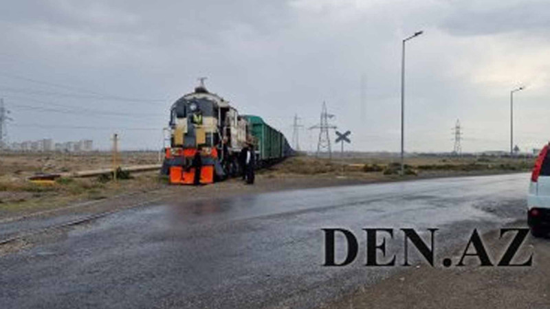 Yük qatarı avtomobili vurub: sürücü son anda xilas olub