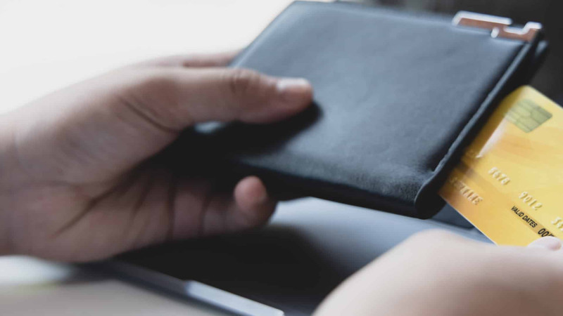 Xırdalan sakininin kartından 500 manat oğurlanıb