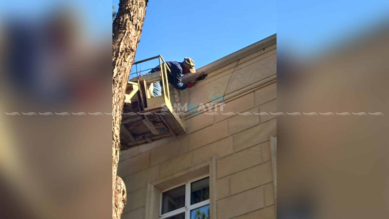 Sumqayıtda su buraxan binanın damı təmir olunur