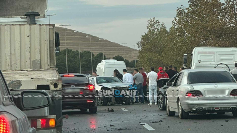 Bakı-Sumqayıt yolu: minik maşını qəzaya uğrayıb