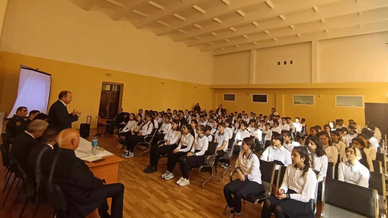 Məktəblilərlə narkomaniyanın fəsadları barədə maarifləndirici söhbət aparılıb