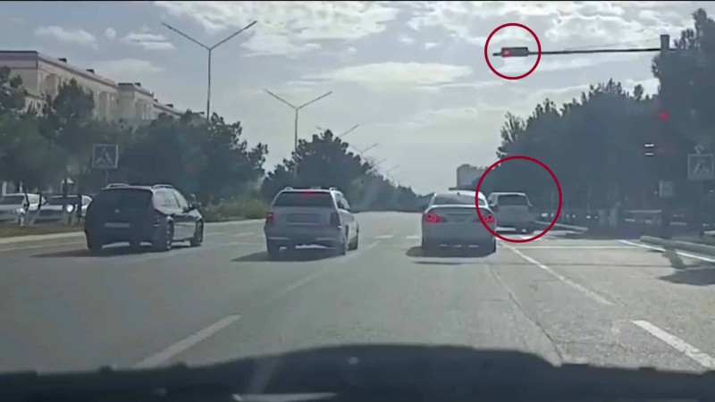 Porsche sürücüsü qırmızı işığa məhəl qoymayıb