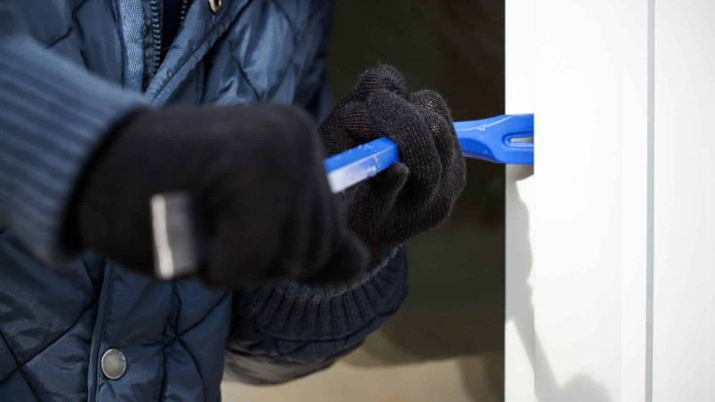 Paytaxtın 2 mağazasında oğurluq törədilib