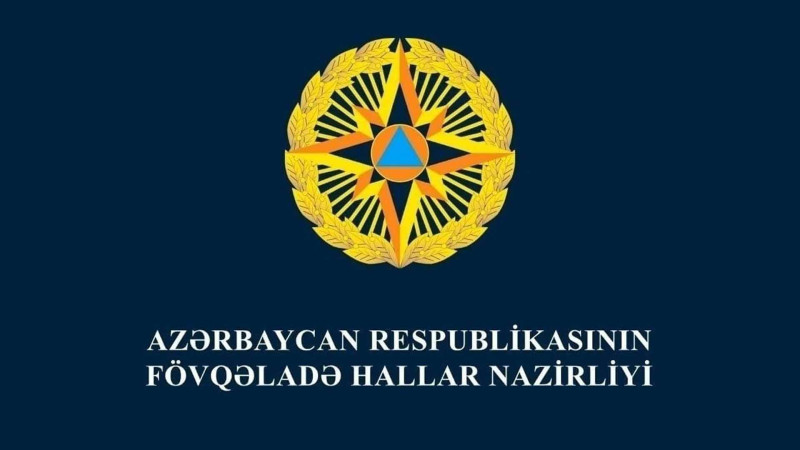 Binadan asılan dəmir parçası təhlükə saçıb