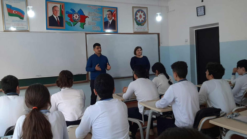 Polis kapitanı şagirdlərə uşaq hüquqlarının müdafiəsi haqda danışıb