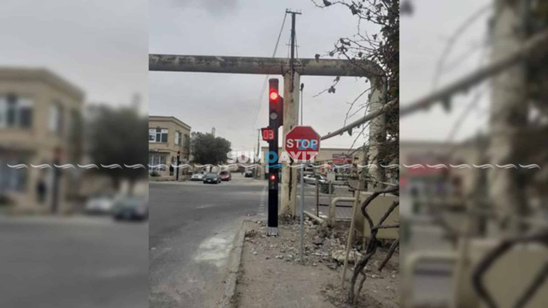 İki küçənin kəsişməsində hərəkət nizamlayıcısı quraşdırılıb