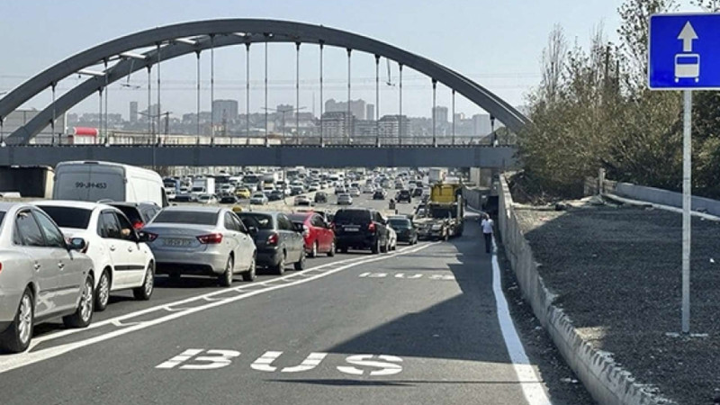 Sürücülər avtobus zolağından narazıdırlar