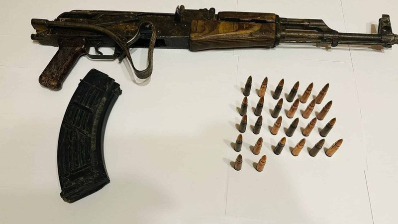 Polis əməkdaşları “Kalaşnikov”, sandıq və güllə aşkarlayıblar