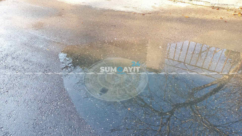 Sumqayıtda məhəllə boyunca çirkab axır