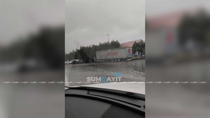 Səməd Vurğun küçəsini su basıb