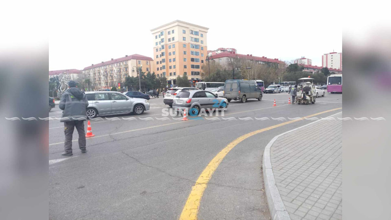Sülh küçəsində zolaqlar çəkilir