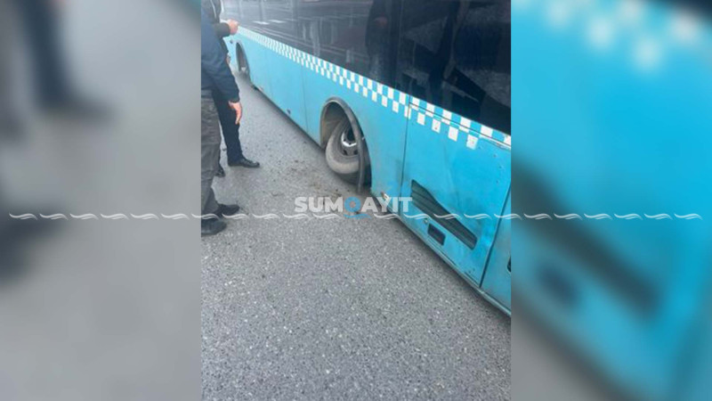 Sumqayıtda avtobus sərnişin sıxlığına dözməyib