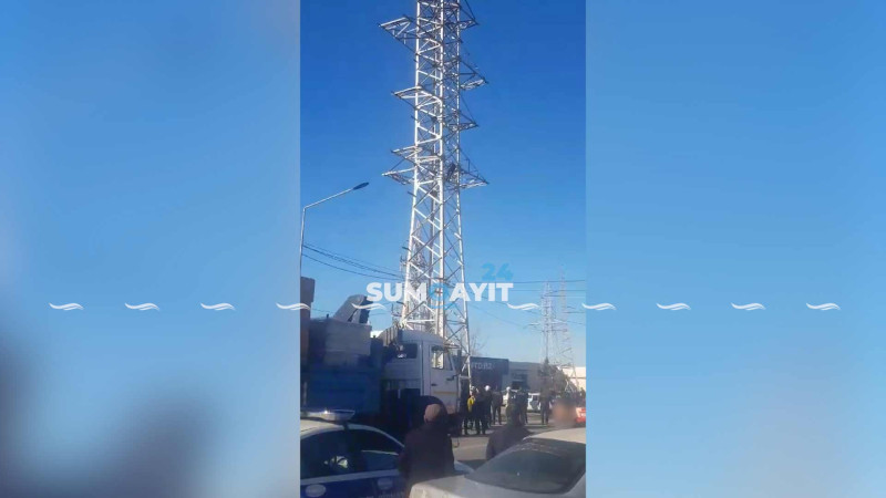 Polis işıq dirəyinə çıxmış qaziyə qarşı zəruri tədbir görüb