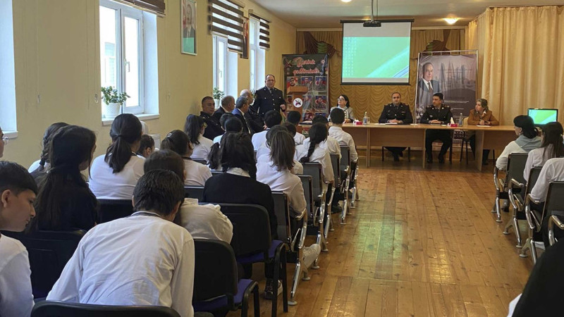 Polis işçiləri məktəbliləri bir sıra mövzularda maarifləndiriblər