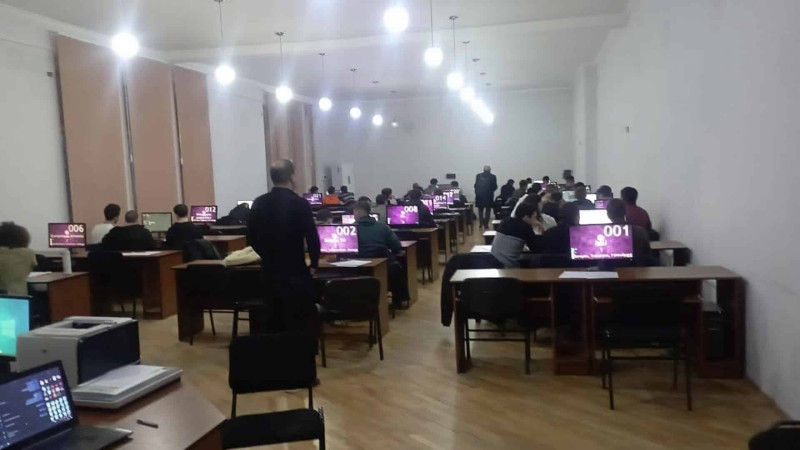 “SUMbuilders”in üzvləri proqramlaşdırma müsabiqəsinin yarımfinalında